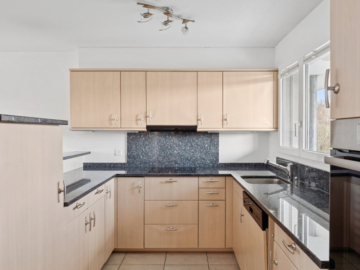 598896-A-backbonephoto-010 - 4.5-Zimmer-Wohnung mit 102 m², 15.7 m² Loggia & Schwedenofen – Wohnen mit Komfort in Lyss